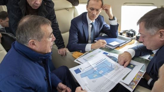 Дмитрий Григоренко и Марат Хуснуллин во время облёта нового города Экополис на вертолете. С губернатором Сахалинской области Валерием Лимаренко