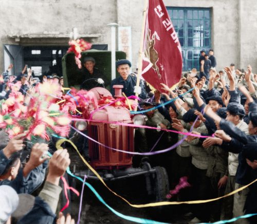 Трактор «Чхоллима», который рабочие Кореи изготовили собственными силами... Фото из архива ЦТАК