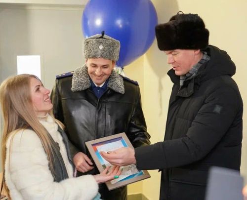 Заместитель Генерального прокурора Российской Федерации Дмитрий Демешин и губернатор Хабаровского края Михаил Дегтярев вручили ключи