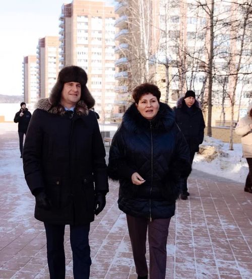 Глава Минвостокразвития Алексей Чекунков и мэр города Тынды Марина Михайлова 