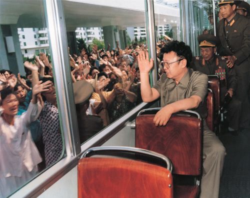 Ким Чен Ир отвечает на горячее приветствие народа. Июль 1995 г , фото из архива ЦТАК