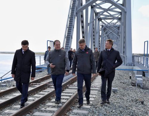 Губернатор ЕАО Ростислав Гольдштейн и генеральный директор - председатель правления ОАО «РЖД» Олег Белозеров обсудили степень готовности железнодорожного мостового перехода