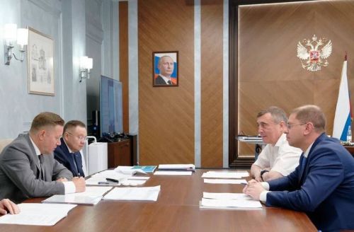 В минстрое России состоялась рабочая встреча главы ведомства Ирека Файзуллина и губернатора Сахалинской области Валерия Лимаренко
