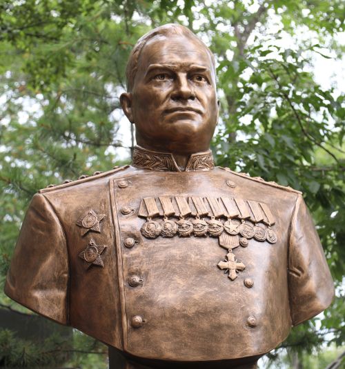 Бюст генералу армии Андрею Хрулеву