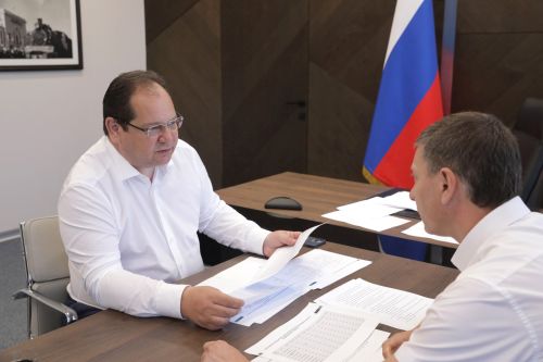 Губернатор ЕАО Ростислав Гольдштейн и уполномоченный по правам предпринимателей в ЕАО Вячеслав Пастухов