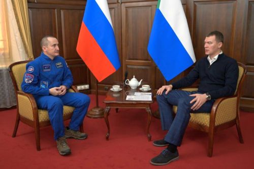 Михаил Дегтярев встретился с хабаровским космонавтом Петром Дубровым