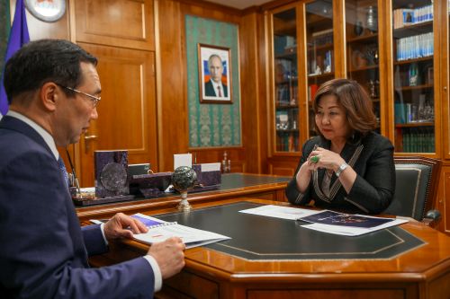 Глава Якутии Айсен Николаев и ректор вуза Саргылана Игнатьева