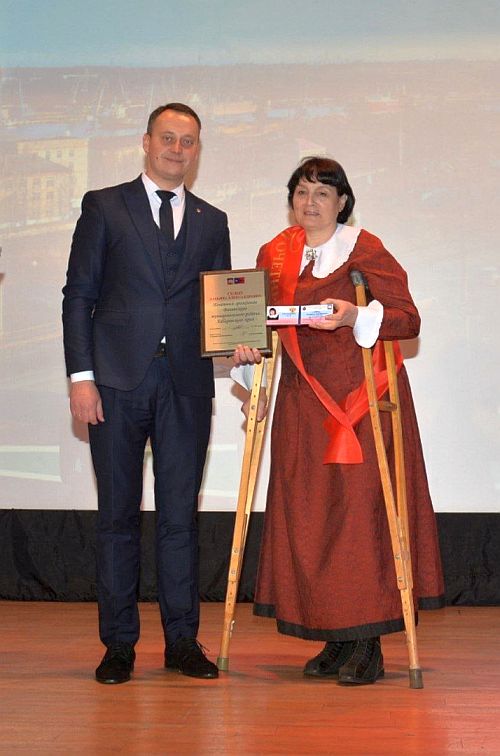 Татьяне Седых удостоверение вручил глава района Сергей Нагорняк