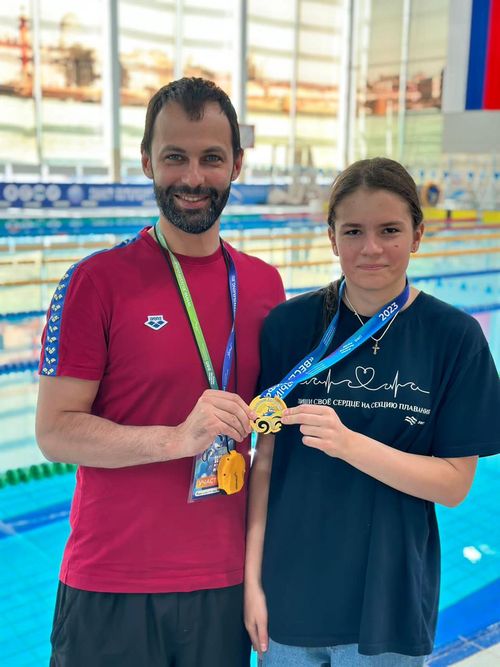 Воспитанница СШОР «Дельфин» Полина Кузьмичева (тренер Михаил Поторов) стала победительницей на дистанции 100 м вольный стиль, оставив позади представительниц Красноярского края и Московской области (результат - 1:01.19)