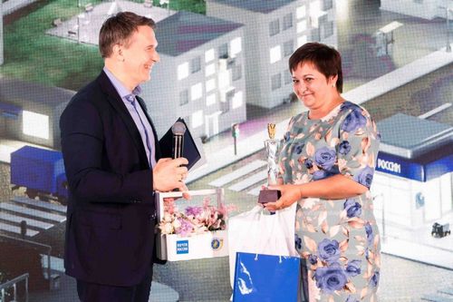 Надежда Шафикова получает награду