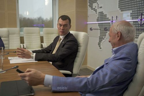 Губернатор Хабаровского края Михаил Дегтярев и генеральный директор ФГУП «Космическая связь» Алексей Волин