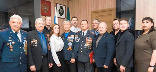 На фото (слева направо): Олег Гетта - член регионального отделения Российского союза ветеранов, Вадим Афанасьев - участник боевых событий на о. Даманский, Константин Скрипников - советник директора по воспитанию и взаимодействию с детскими организациями, Мария Чернова - студентка колледжа, Анатолий Насыров - заместитель председателя Хабаровской краевой общественной ветеранской организации «Даманцы», Егор Аленбетов - студент колледжа, Михаил Булычев - председатель Хабаровской краевой общественной ветеранской организации «Даманцы», Виктор Рахуба - член регионального отделения Российского союза, Павел Мысин - директор Хабаровского автомеханического колледжа, Ольга Коваленко - заместитель директора по воспитательной работе колледжа, Арсений Ярков - студент колледжа, Анастасия Ковшик - председатель волонтерского отряда «Автодор»).