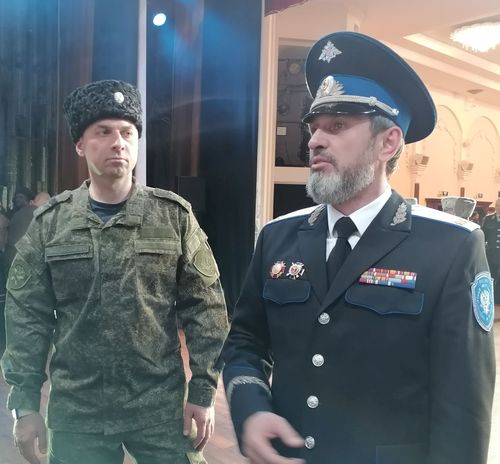 Атаман Всероссийского казачьего общества Виталий Кузнецов (справа) специально прибыл в Хабаровск на окружной круг. Круг единогласно поддержали кандидатуру Евгения Процевского (слева) на должность войскового атамана Уссурийского казачьего войска. 