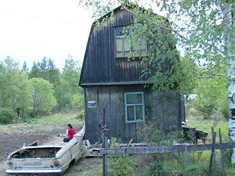 В этом дачном домике ютилась семья.
