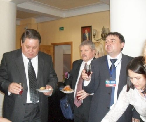 Тут, к счастью, появился господин Шулепов (крайний слева) и категорически пригласил всех на банкет.