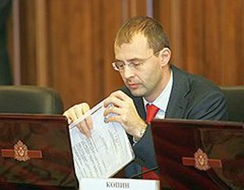 Роман Копин получил основания прийти с документами в чукотский избирком. Фото: Евгений Переверзев /  Коммерсантъ