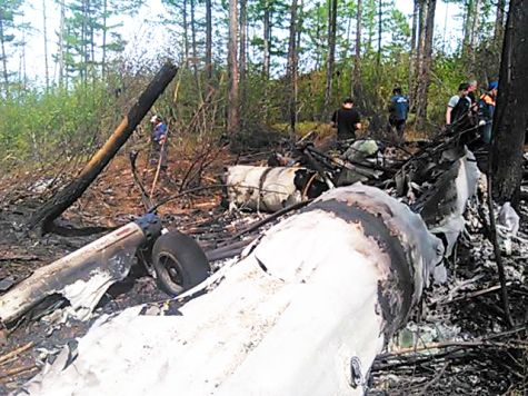 Все что осталось от вертолета Ми-8. Съемки сделаны пресс-службой ГУ МЧС России по Хабаровскому краю