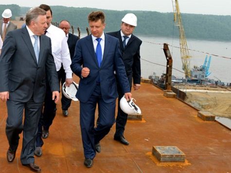 Врио губернатора Хабаровского края Вячеслав Шпорт (слева) и министр транспорта России Максим Соколов обсуждают, что поавторитетней - самолет или автобус.