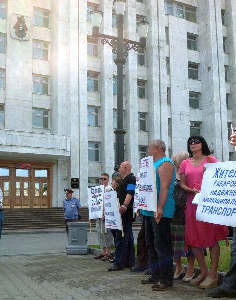 Пикет у «белого дома» длился целый час.