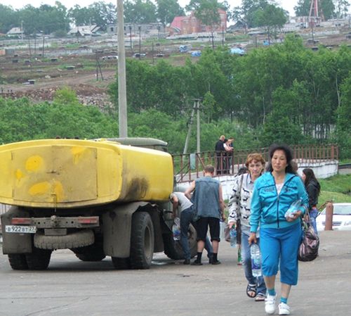 В зале ожидания звучит объявление по радио, что к зданию вокзала подошла водовозка