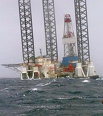 Вместе с платформой погибли 53 человека. Фото: Максим Пилотов / Коммерсантъ