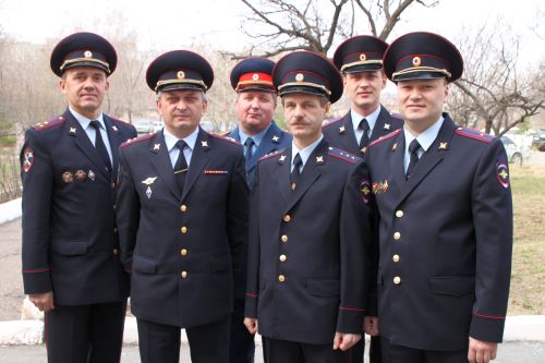 Полковник внутренней службы Глеб Черкасов (второй слева) и сотрудники Центра тылового обеспечения ГУ МВД России по ДФО.