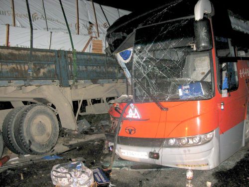 Водитель автобуса и на скорости врезался в левую часть прицепа