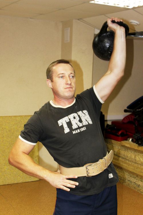 Майор внутренней службы Александр Иваненко поднял 24-килограммовую гирю 80 раз!