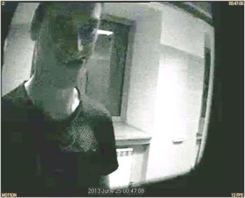 Такого человека увидела камера в банкомате. Он в розыске