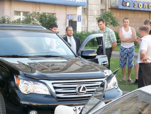 Встреча начальника отдела ЖКХ и директора «СЗ по ЖКХ» на проспекте города прервана опергруппой (фото очевидца задержания).