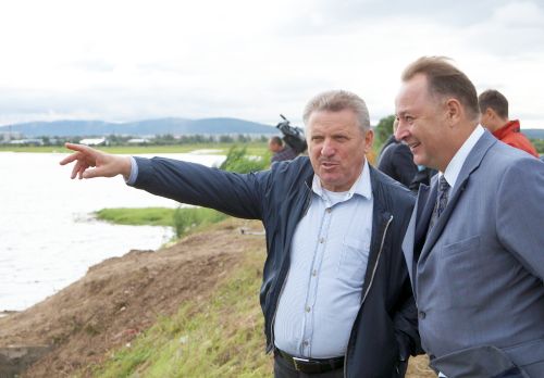 Вячеслав Шпорт (слева) на дамбе в Комсомольске