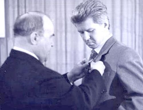 Первый секретарь Хабаровского крайкома КПСС Алексей Чёрный (слева) вручает правительственные награды по итогам 10-й пятилетки. Секретарю парткома Комсомольского-на-Амуре авиационного завода Евгению Хорошилову (на фото) вручен орден «Знак Почета». 22 апреля 1981 г.