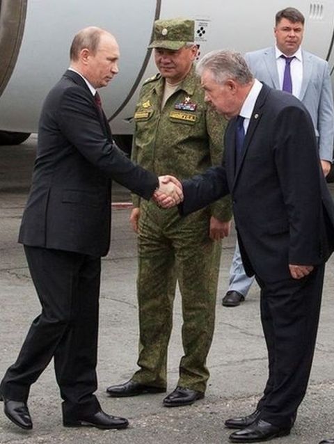 Виктор Ишаев (справа) как не кланялся Владимиру Путину, сегодня был отправлен на пенсию