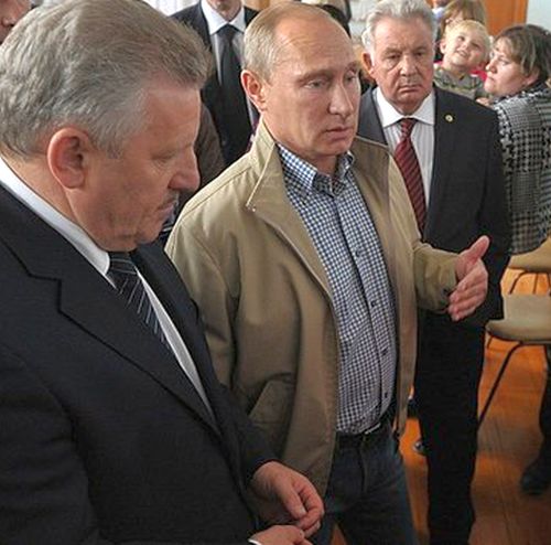 Между Вячеславом Шпортом (слева) и Виктором Ишаевым встал Владимир Путин.