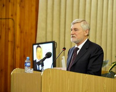 Сергей Хохлов на трибуне Государственного Собрания - Эл Курултай Республики Алтай