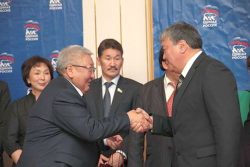 Егор Борисов (слева) сказал: «Александра Николаевича [Жиркова] (на фото справа) как руководителя республики я знаю давно. Он имеет большой опыт работы в парламенте, владеет ситуацией в республике, разбирается в вопросах социально-экономического развития, понимает всю ответственность, которая стоит перед нами. И самое главное – у него богатый багаж знаний и опыта для реализации полномочий председателя Государственного Собрания (Ил Тумэн)»