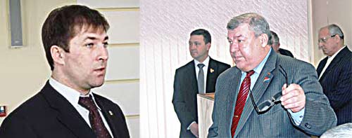 Александр Галущенко (слева) и лидер коммунистов края Владимир Беспалов