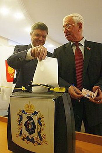 Оппозиция (коммунист Леонид Голуб - справа) признала, что Виктор Чудов (слева) с обязанностями спикера справляется. Фото: Евгений Переверзев /  Коммерсантъ