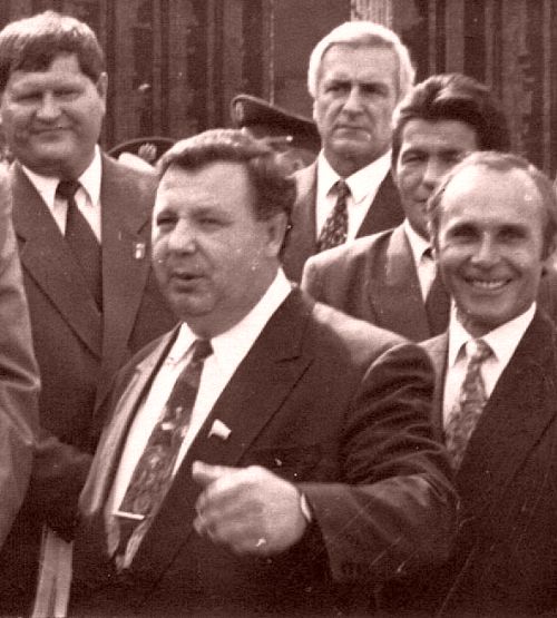 Уходящая эпоха: глава города Павел Филиппов (крайний слева), в центра - глава края Виктор Ишаев, крайний справа Кондрат Евтушенко (тогдашний полпред президента), за ним - Виктор Озеров (тогда спикер краевой думы, ныне сенатор). Фото С.Алексеева