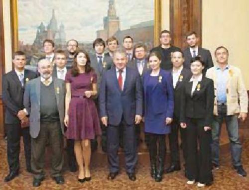 Министр обороны РФ Сергей Шойгу (в центре) с журналистами на память. Мария Герман - в первом ряду - первая справа.