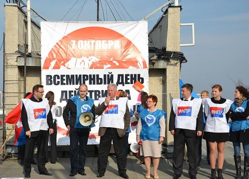 Началось празднование на крыше здания крайпрофобъединения с молодежной профсоюзной акции «За достойный труд! За Дальний Восток!» Молодые работники и студенты озвучили проблемы дальневосточной молодежи и выступили за доступное профессиональное образование, гарантированное трудоустройство после окончания учебных заведений