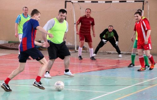 В спортивном турнире принимают участие четыре команды