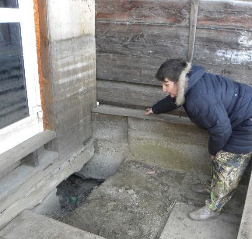 Дома… Они все без исключения простояли долгое время в воде. В них грибок, плесень, покосившиеся стены, вздувшиеся полы и запах