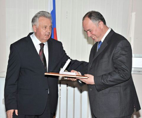 Виктор Ишаев (слева) наградил Юрия Хризмана.