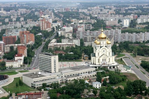 Площадь Славы в Хабаровске. На переднем плане - Дом Радио, рядом - Спасо-Преображенский кафедральный собор.
