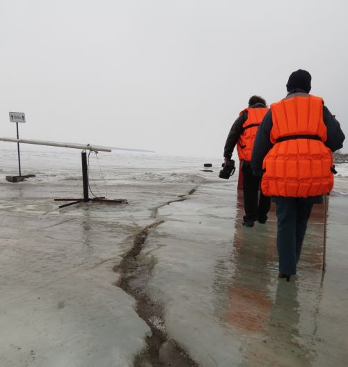 На переправе промоина и трещина.