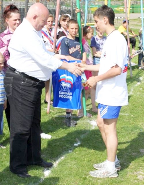 Господа депутаты в лице руководства областного Законодательного собрания приобретают на бюджетные деньги подарки, которые от своего имени потом дарят взрослым и детям. На фото председатель Законодательного собрания ЕАО единоросс господин Анатолий Тихомиров