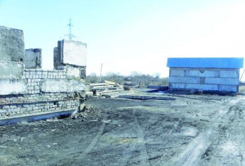 Самострой на земле, не подлежащей застройке, согласно российскому законодательству, должен быть снесен