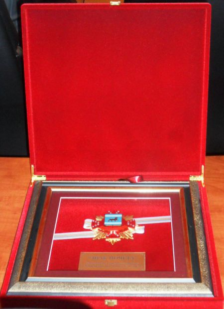 Многих чиновников одаривали шикарными коробками, оббитыми то красным, то темно-синим бархатом. Внутри - под стеклом - карта или регалии Еврейской автономной области