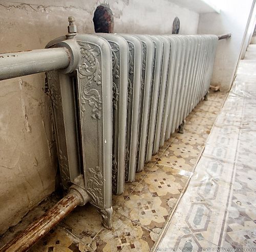 Эту старинную плитку и батареи мы можем больше не увидеть